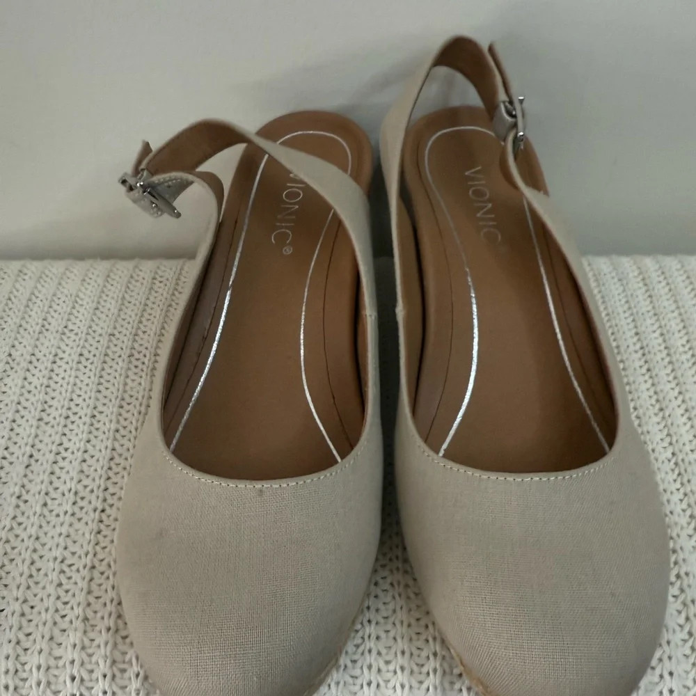 Vionic Coralina Beige Espadrille Wedge Slingback in size 9